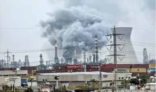 이스라엘 정유시설도 이란 공격에 피해 지난 19일(현지 시각) 이란의 공격으로 피해를 입은 이스라엘 하이파 정유시설에서 연기가 치솟고 있다. (AFP=연합뉴스)
