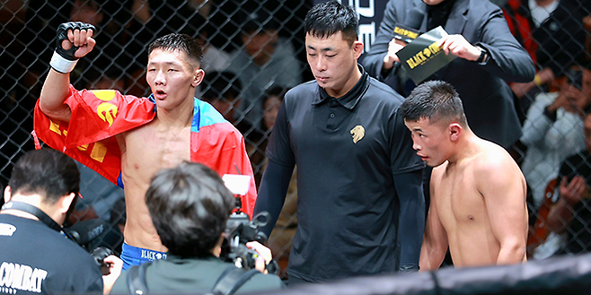 국제삼보연맹 세계선수권 컴뱃 금메달 ‘보로클’ 간틈르 바얀드렌이 2026년 4월 블랙컴뱃 전용 경기장에서 열린 종합격투기 국가대항전 ‘블랙컵’ 시즌1 8강전 몽골 선봉장으로 승리를 확신하고 있다. 오른쪽은 패배를 예감하는 중국의 ‘금사자’ 퉈례 바허티장. 사진=이교덕 격투기 전문기자