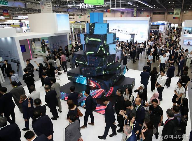 (부산=뉴스1) 윤일지 기자 = 15일 부산 해운대구 벡스코 제1전시장에서 열린 '2025 월드 스마트시티 엑스포'에서 참가자들이 한국토지주택공사(LH) 부스를 찾아 높이 5m의 미디어 트리를 둘러보고 있다. 2025.7.15/뉴스1 Copyright (C) 뉴스1. All rights reserved. 무단 전재 및 재배포, AI학습 이용 금지. /사진=(부산=뉴스1) 윤일지 기자