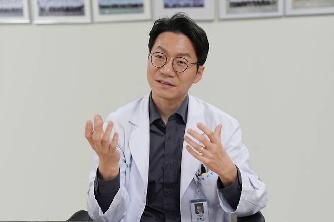 권진근 서울아산병원 성형외과 교수가 머니투데이와 만나 피부 이식에 관해 설명하고 있다.