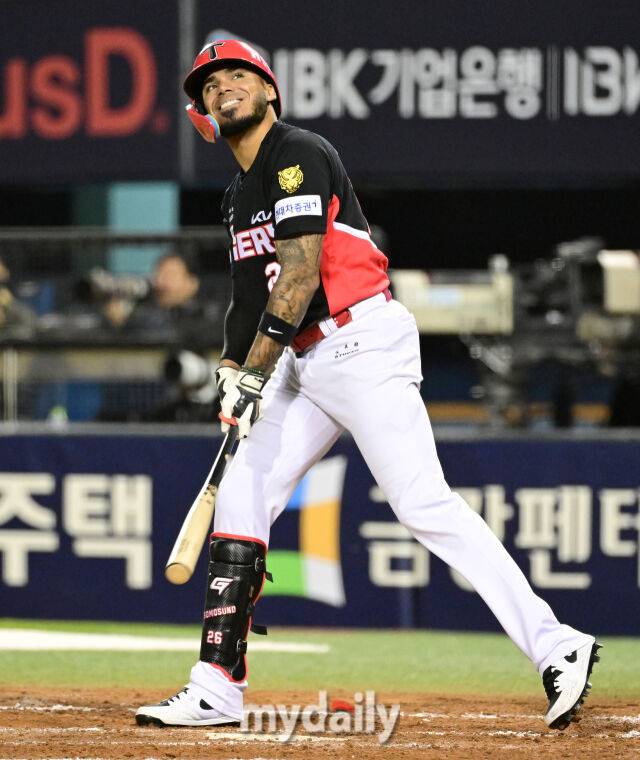 2026년 4월 1일 오후 서울 잠실구장에서 '2026 신한 SOL KBO리그' KIA 타이거즈와 LG 트윈스의 경기. KIA 카스트로가 3회초 2사 1루서 삼진을 당한 뒤 아쉬워하고 있다./마이데일리