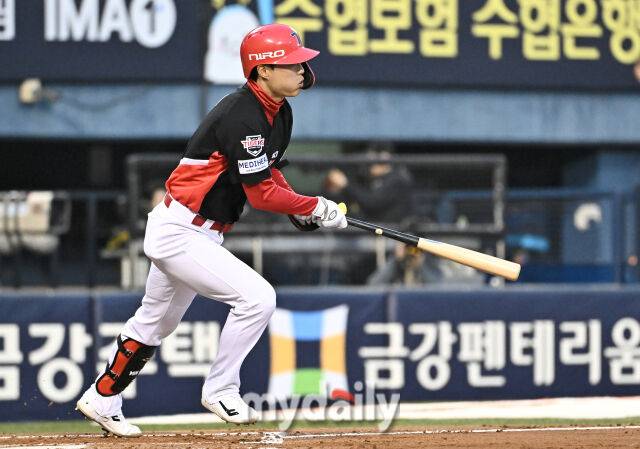 2일오후 서울잠실야구장에서진행된'2026KBO리그'LG 트윈스와KIA 타이거즈의경기. 기아 박민이 2회초 2사 2루서 적시타를 터뜨리고 있다./마이데일리