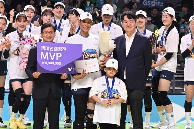 챔피언결정전 MVP를 수상한 실바와 딸 시아나가 기념촬영을 하고 있다. / 한국배구연맹(KOVO)