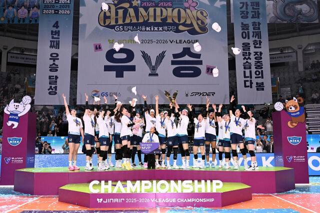 우승을 차지한 GS칼텍스 이영택 감독과 선수들이 세리머니를 펼치고 있다. / 한국배구연맹(KOVO)