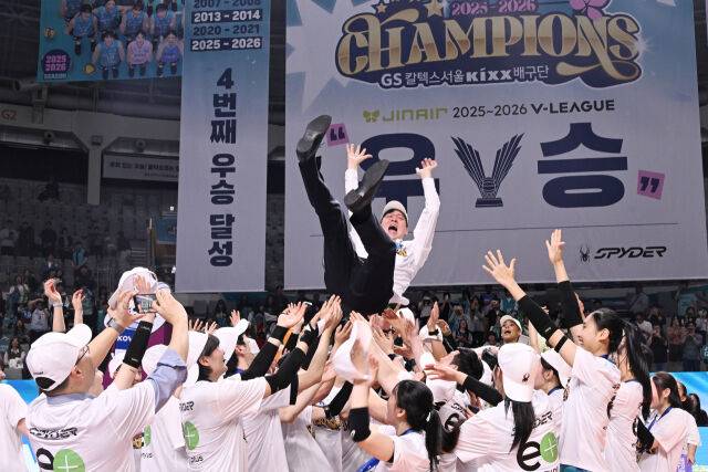 GS칼텍스 이영택 감독이 선수들에게 헹가래를 받고 있다. / 한국배구연맹(KOVO)