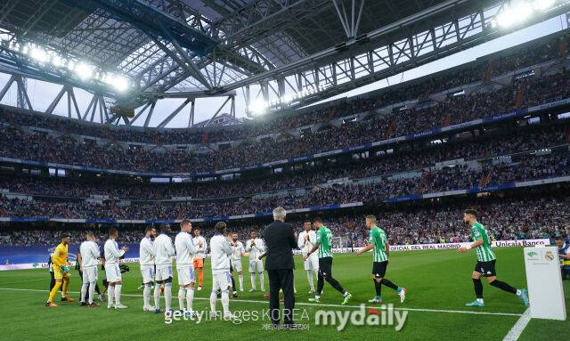 레알 마드리드 선수단이 레알 베티스 선수단에 가드 오브 아너를 해주고 있다./게티이미지코리아
