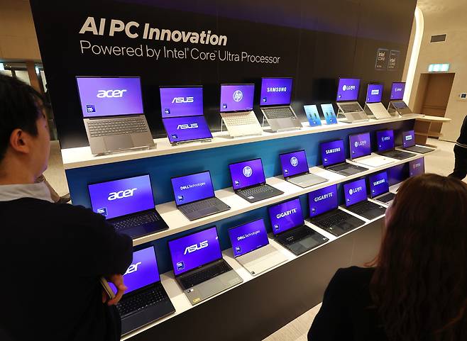 지난 1월 서울 강남구 웨스틴서울파르나스에서 열린 ‘2026 인텔 AI PC 쇼케이스’에서 참석자들이 인텔 코어 울트라 시리즈 프로세서가 장착된 노트북을 살펴보고 있다. [연합]