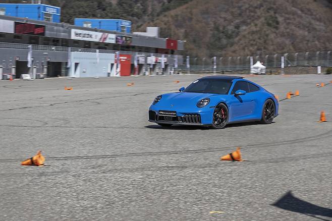 8일 강원 인제군 인제 스피디움에서 열린 미디어 트랙 익스피리언스에서 기자단이  포르쉐 신형 911 터보 S를 시승해보고 있다. [포르쉐코리아 제공]
