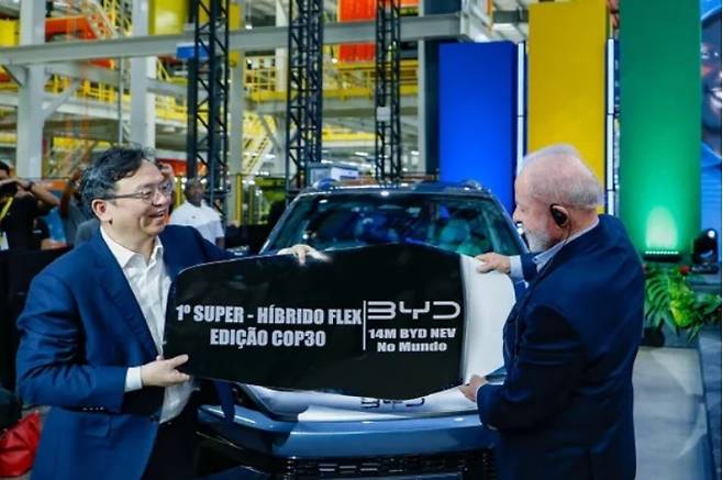 왕촨푸 BYD 회장(왼쪽)이 지난해 10월 브라질 바이아주 카마사리에 있는 BYD 공장을 방문한 루이스 이나시우 룰라 다 시우바 브라질 대통령에게 1400만번째로 생산된 친환경차를 인도하고 있다. [헤럴드DB]