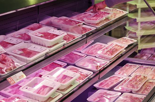 9일 서울의 한 대형마트에 진열된 돼지고기.[연합]