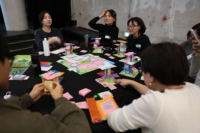 그린피스 ‘그린아젠다빌더스’ 캠페인에 참여한 시민이 보드게임을 통해 정책 아이디어를 고민하고 있다.[그린피스 제공]