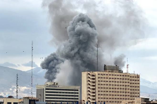 2일(현지시각) 이란 테헤란에서 연기가 피어오르고 있다. [AP]