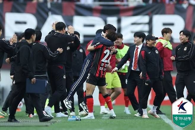[서울=뉴시스]승리 후 진한 포옹을 나누는 FC서울 김기동 감독과 김진수. (사진=한국프로축구연맹 제공)