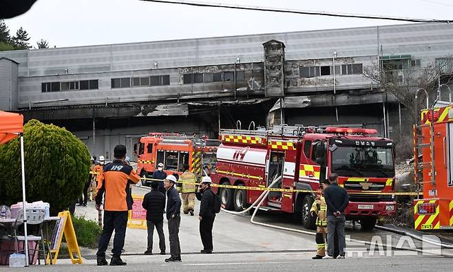 [완도=뉴시스] 이현행 기자 =  12일 낮 12시께 전남 완도군 군외면의 한 수산물 냉동창고(3693㎡) 화재 현장에서 소방당국이 진화 작업을 마친 뒤 현장을 수습하고 있다. 이 불로 진화 작업에 투입된 40대 남성 A소방위와 30대 남성 B소방사가 숨졌다. 2026.04.12. lhh@newsis.com