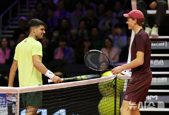 [인천=뉴시스] 홍효식 기자 = 얀니크 신네르(오른쪽)와 카를로스 알카라스가 9일 오후 인천 중구 인스파이어 아레나에서 열린 '현대카드 슈퍼매치 14' 경기에서 대화하고 있다. 2026.01.09. yesphoto@newsis.com