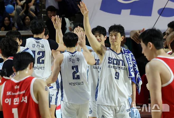 [서울=뉴시스] 홍효식 기자 = 12일 서울 송파구 잠실학생체육관에서 열린 2025-2026 프로농구 6강 플레이오프 1차전 서울 SK와 고양 소노의 경기, 76-105로 승리한 소노 선수들이 기뻐하고 있다. 2026.04.12. yesphoto@newsis.com