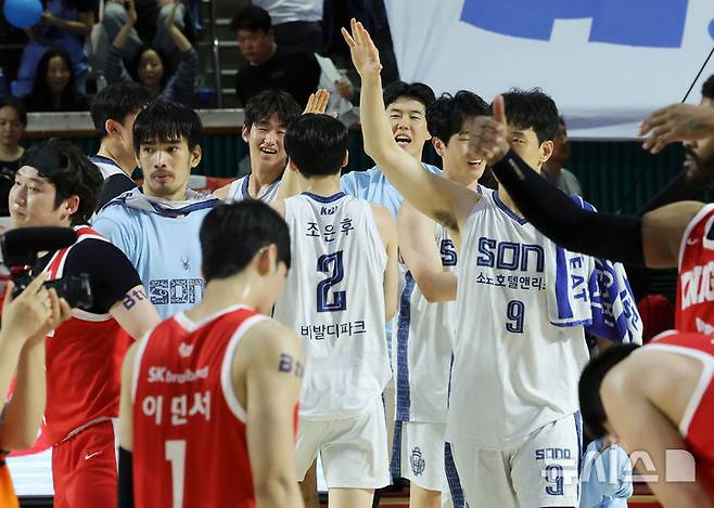 [서울=뉴시스] 홍효식 기자 = 12일 서울 송파구 잠실학생체육관에서 열린 2025-2026 프로농구 6강 플레이오프 1차전 서울 SK와 고양 소노의 경기, 76-105로 승리한 소노 선수들이 기뻐하고 있다. 2026.04.12. yesphoto@newsis.com