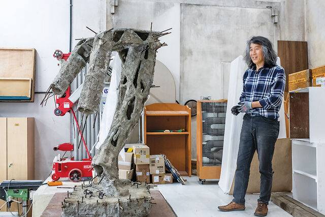 작업을 하고 있는 최옥영 작가. 하슬라아트월드