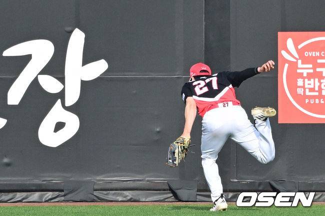 [OSEN=대전, 최규한 기자] 11일 대전 한화생명볼파크에서 ‘2026 신한 SOL KBO리그’ 한화 이글스와 KIA 타이거즈의 경기가 열렸다.홈팀 한화는 왕옌청, 방문팀 KIA는 이의리를 선발로 내세웠다. 8회말 무사 1루 상황 한화 강백호의 뜬공 타구를 잡아내고 있다. 2026.04.11 / dreamer@osen.co.kr