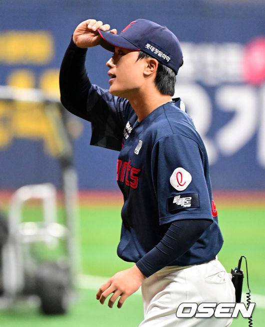 [OSEN=고척, 지형준 기자] 프로야구 롯데 자이언츠가 극적인 역전승을 거두며 3연승을 질주했다.&nbsp;롯데는 11일 서울 고척스카이돔에서 열린 ‘2026 신한은행 SOL Bank KBO리그’ 키움 히어로즈와의 경기에서 연장 혈투 끝에 3-1 역전승을 거뒀다. 이날 승리로 롯데는 3연승을 질주했고 키움은 3연패에 빠졌다.&nbsp;경기를 마치고 데뷔 첫 승을 거둔 롯데 박정민이 팬들에게 감사 인사를 하고 있다. 2026.04.11&nbsp;/ jpnews@osen.co.kr