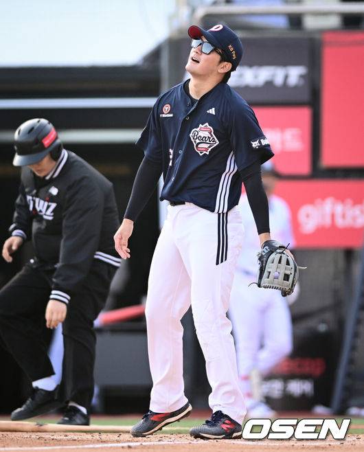 [OSEN=수원, 조은정 기자]11일 경기도 수원 KT위즈파크에서 2026 신한 SOL KBO리그 KT 위즈와 두산 베어스의 경기가 열렸다.이날 KT는 소형준, 두산은 잭로그를 선발투수로 내세웠다.3회말 무사 1루에서 두산 3루수 안재석이 KT 이강민의 번트에 송구실책을 범한 뒤 아쉬워하고 있다. 2026.04.11 /cej@osen.co.kr