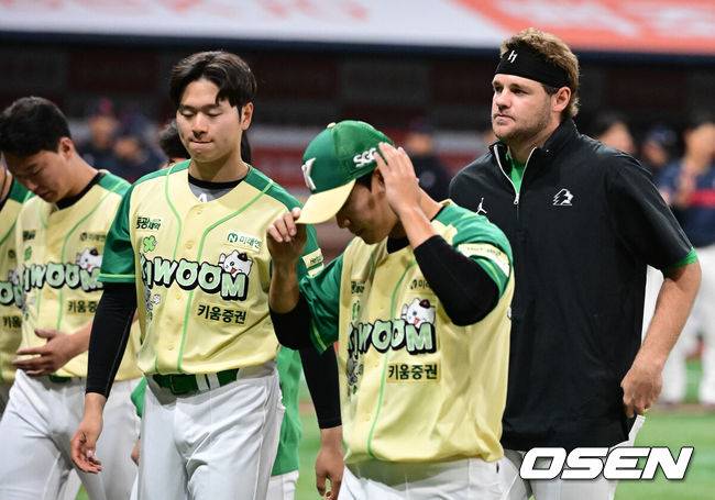 [OSEN=고척, 지형준 기자] 프로야구 롯데 자이언츠가 극적인 역전승을 거두며 3연승을 질주했다.&nbsp;롯데는 11일 서울 고척스카이돔에서 열린 ‘2026 신한은행 SOL Bank KBO리그’ 키움 히어로즈와의 경기에서 연장 혈투 끝에 3-1 역전승을 거뒀다. 이날 승리로 롯데는 3연승을 질주했고 키움은 3연패에 빠졌다.&nbsp;경기를 마치고 키움 와일스가 패배를 아쉬워하고 있다. 2026.04.11&nbsp;/ jpnews@osen.co.kr