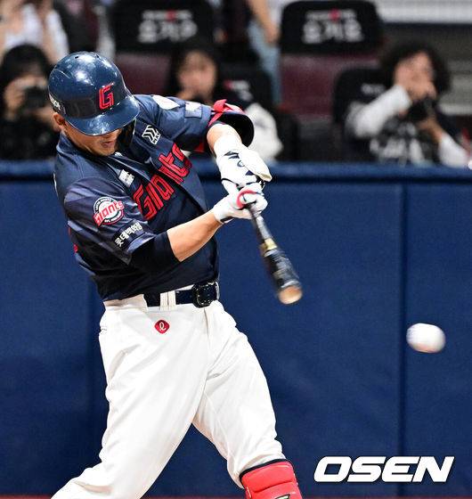 [OSEN=고척, 지형준 기자] 11일 서울 고척스카이돔에서 ‘2026 신한은행 SOL Bank KBO리그’ 키움 히어로즈와 롯데 자이언츠의 경기가 열렸다.이날 키움은 와일스, 롯데는 비슬리를 선발투수로 내세웠다.&nbsp;9회초 1사 2,3루에서 롯데 김민성이 유격수 땅볼 동점 타점을 올리고 있다. 2026.04.11&nbsp;/ jpnews@osen.co.kr