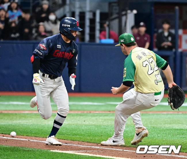 [OSEN=고척, 지형준 기자] 11일 서울 고척스카이돔에서 ‘2026 신한은행 SOL Bank KBO리그’ 키움 히어로즈와 롯데 자이언츠의 경기가 열렸다.이날 키움은 와일스, 롯데는 비슬리를 선발투수로 내세웠다.&nbsp;9회초 무사 1루에서 키움 브룩스가 롯데 장두성의 번트 안타가 파울이 되길 기다리고 있다. 2026.04.11&nbsp;/ jpnews@osen.co.kr