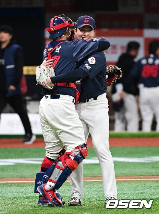 [OSEN=고척, 지형준 기자] 프로야구 롯데 자이언츠가 극적인 역전승을 거두며 3연승을 질주했다.&nbsp;롯데는 11일 서울 고척스카이돔에서 열린 ‘2026 신한은행 SOL Bank KBO리그’ 키움 히어로즈와의 경기에서 연장 혈투 끝에 3-1 역전승을 거뒀다. 이날 승리로 롯데는 3연승을 질주했고 키움은 3연패에 빠졌다.&nbsp;경기를 마치고 롯데 유강남, 최준용이 승리를 기뻐하고 있다. 2026.04.11&nbsp;/ jpnews@osen.co.kr