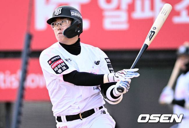 [OSEN=수원, 조은정 기자]11일 경기도 수원 KT위즈파크에서 2026 신한 SOL KBO리그 KT 위즈와 두산 베어스의 경기가 열렸다.이날 KT는 소형준, 두산은 잭로그를 선발투수로 내세웠다.3회말 KT 선두타자 허경민이 안타를 날리고 있다. 2026.04.11 /cej@osen.co.kr