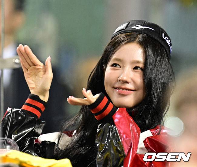 [OSEN=잠실, 지형준 기자] 11일 서울 잠실야구장에서 ‘2024 신한 SOL뱅크 KBO 포스트시즌’ 준플레이오프 5차전 LG 트윈스와 KT 위즈의 경기가 열렸다.LG는 임찬규, KT는 엄상백을 선발 투수로 내세웠다.이날 시구를 선보인 (여자)아이들 미연이 경기를 지켜보고 있다. 2024.10.11 / jpnews@osen.co.kr