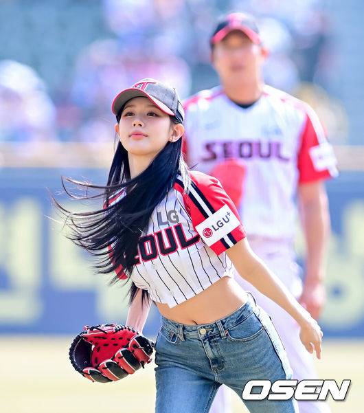 [OSEN=잠실, 지형준 기자] 프로야구 LG 트윈스가 개막 2연승을 달렸다. 롯데 자이언츠는 2연패를 당했다.&nbsp;LG는&nbsp;23일 서울 잠실구장에서 열린 2025 KBO리그 롯데와 홈 경기에서 10-2로 크게 승리했다. 전날 12-2 승리에 이어 개막 2연승.&nbsp;문보경이 투런포, 박동원의 솔로포, 오스틴의 솔로포, 송찬의의 솔로포, 문정빈의 투런포 등 홈런 5방으로 7점을 뽑았다.&nbsp;(여자)아이들 미연이 시구를 하고 있다. 2025.03.23 / jpnews@osen.co.kr