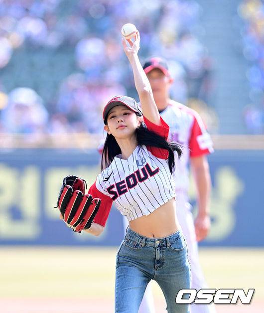 [OSEN=잠실, 지형준 기자] 23일 오후 서울 잠실야구장에서 2025 신한 SOL Bank KBO리그 LG 트윈스와 롯데 자이언츠의 경기가 열렸다.이날 LG는 손주영, 롯데는 박세웅을 선발로 내세웠다.(여자)아이들 미연이 시구를 하고 있다. 2025.03.23 / jpnews@osen.co.kr