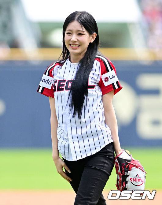 [OSEN=잠실, 지형준 기자] 30일 오후 서울 잠실야구장에서 ‘2023 신한은행 SOL KBO리그’ LG 트윈스와 KIA 타이거즈의 경기가 열렸다.여자아이들 미연이 시구를 하고 있다. 2023.04.30 /jpnews@osen.co.kr