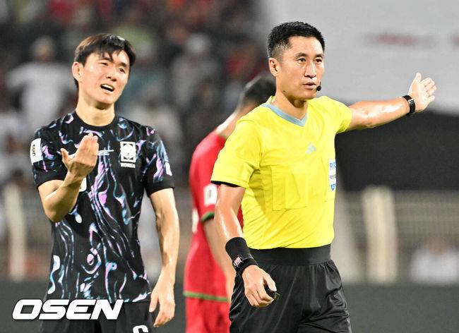 [OSEN=무스카트(오만) 민경훈 기자] 10일(현지시간) 오만 무스카트 술탄 카부스 종합운동장에서 2026 FIFA 북중미 월드컵 아시아지역 3차 예선 B조 조별리그 2차전 대한민국과 오만의 경기가 열렸다.1차전 홈에서 아쉬운 무승부에 그친 홍명보호는 원정으로 펼쳐지는 오만전에서 반드시 승리가 필요하다.전반 마닝 주심이 대한민국의 반칙을 선언하고 있다. 2024.09.10 / rumi@osen.co.kr