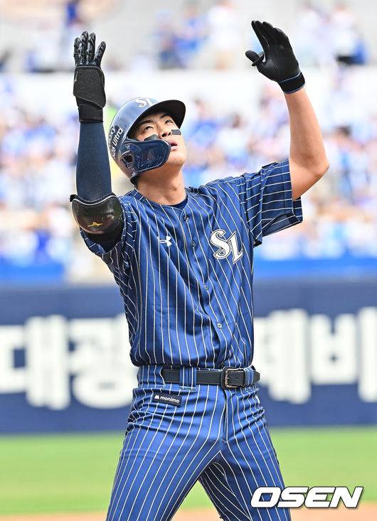 [OSEN=대구, 이석우 기자] 12일 대구삼성라이온즈파크에서 2026 신한 SOL KBO 리그 삼성 라이온즈와 NC 다이노스의 경기가 열렸다. 홈팀 삼성은 원태인이, 방문팀 NC는 토다가 선발 출전했다. 삼성 라이온즈 구자욱이 2회말 무사 1루 좌중간 1타점 3루타를 치고 세리머니를 하고 있다. 2026.04.12 / foto0307@osen.co.kr