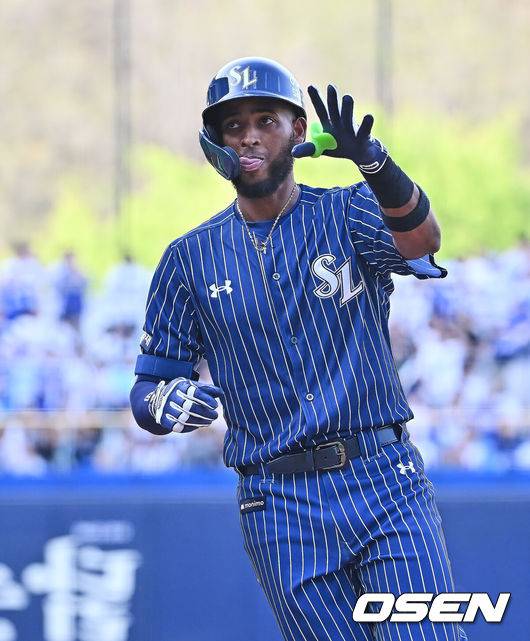 [OSEN=대구, 이석우 기자] 12일 대구삼성라이온즈파크에서 2026 신한 SOL KBO 리그 삼성 라이온즈와 NC 다이노스의 경기가 열렸다. 홈팀 삼성은 원태인이, 방문팀 NC는 토다가 선발 출전했다. 삼성 라이온즈 디아즈가 8회말 1사 좌월 솔로 홈런을 치고 세리머니를 하고 있다. 2026.04.12 / foto0307@osen.co.kr