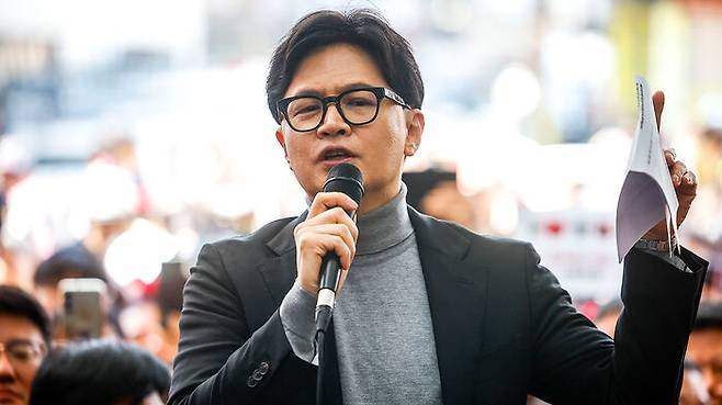 국민의힘 한동훈 전 대표가 22일 서울 동대문구 경동시장을 방문해 발언하고 있다.