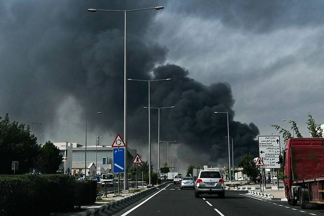 지난달 1일 이란군의 공습으로 카타르 수도 도하의 거리에서 검은 연기가 치솟고 있다. 세계일보 자료사진