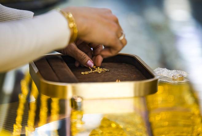 서울시내 금은방에서 금 제품이 거래되고 있다. 뉴시스