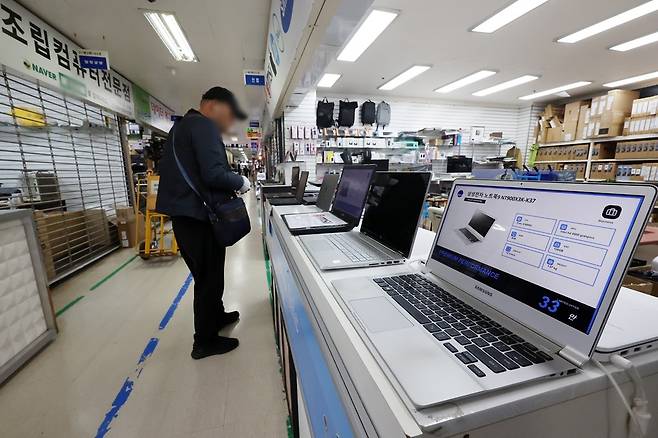 중동 전쟁 여파로 국제유가가 급등하면서 공업제품 물가가 2년 5개월 만에 최대 상승폭을 기록한 가운데 6일 오후 서울 용산구 선인상가 컴퓨터 매장에 노트북이 진열돼 있다. 뉴시스