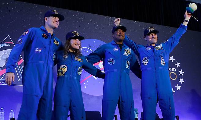 환영식서 손 흔드는 우주인들 달 탐사를 무사히 마치고 귀환한 아르테미스Ⅱ의 우주비행사들이 11일(현지시간) 미국 텍사스주 휴스턴 존슨우주센터 인근에서 열린 환영식에서 청중들의 환호에 화답하고 있다. 왼쪽부터 제레미 핸슨, 크리스티나 코크, 빅터 글로버, 리드 와이즈먼.&nbsp; 휴스턴·샌디에이고=AFP·로이터연합뉴스