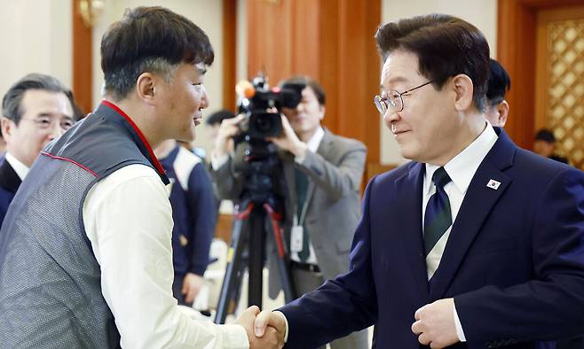 이재명 대통령이 지난 10일 청와대에서 열린 민주노총 초청 간담회에서 양경수 민주노총 위원장과 악수하고 있다. 뉴시스