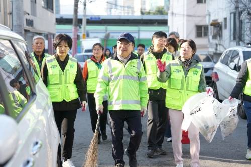 류경기(앞줄 가운데) 중랑구청장이 지난 8일 주민들과 봄맞이 골목길 청소를 하고 있다. 중랑구 제공