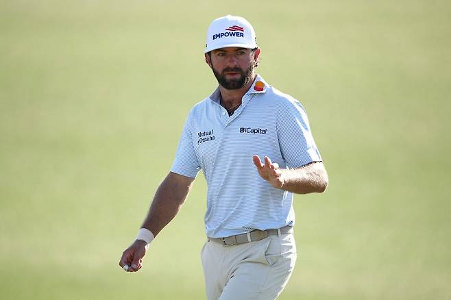 캐머런 영이 11일(현지 시간) 미국 조지아주 오거스타 내셔널GC에서 열린 마스터스 3라운드 17번 홀에서 관람객들에게 인사하고 있다. AFP연합뉴스