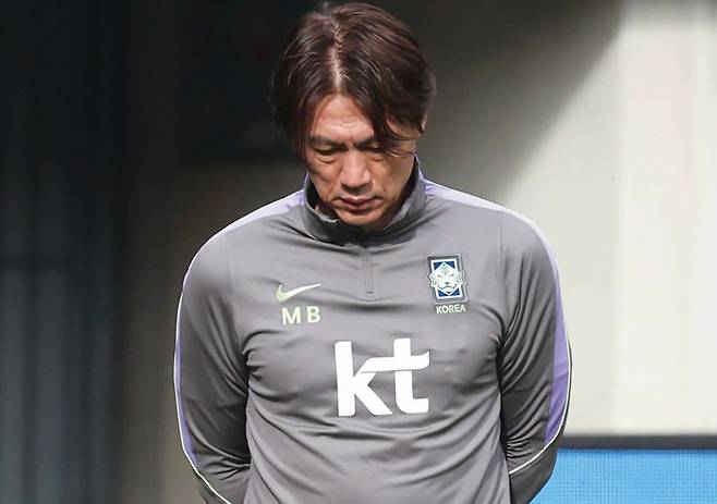 오스트리아전을 하루 앞둔 3월30일(현지시간) 축구 국가대표팀 홍명보 감독이 경기가 열릴 에른스트 하펠 스타디움에서 훈련을 지켜보며 생각에 잠겨 있다. ⓒ연합뉴스