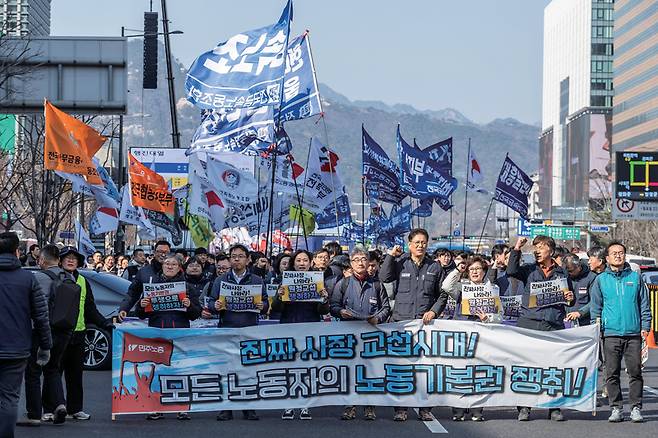 '노란봉투법' 시행 첫날인 3월10일 서울 세종로에서 열린 민주노총 투쟁 선포대회에서 집회를 마친 조합원 등이 행진하고 있다. ⓒ시사저널 최준필