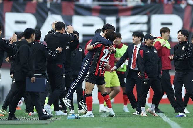 서울 주장 김진수와 김기동 감독이 11일 서울월드컵경기장에서 열린 전북과 K리그1 홈경기를 승리로 마친 뒤 꼭 끌어안고 환호하고 있다. 사진제공｜한국프로축구연맹