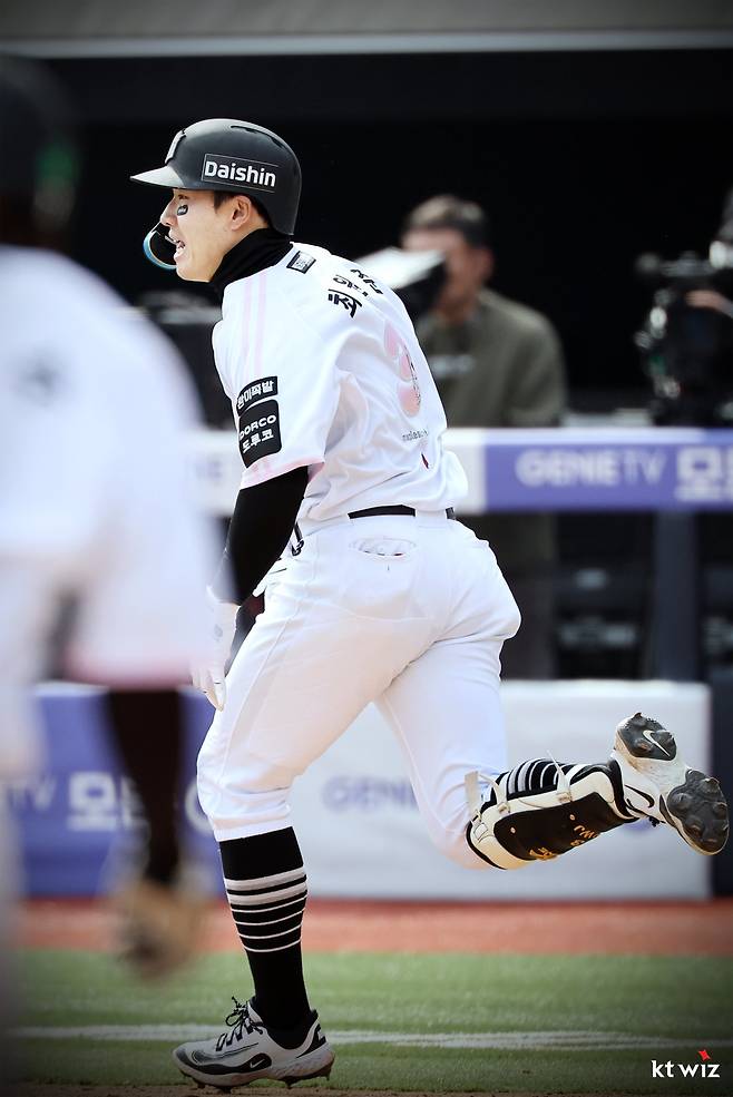 KT 최원준이 12일 수원KT위즈파크서 열린 두산전서 안타를 친 뒤 1루로 달리고 있다. KT는 최원준의 활약에 힘입어 위닝시리즈를 작성했다. 사진제공|KT 위즈