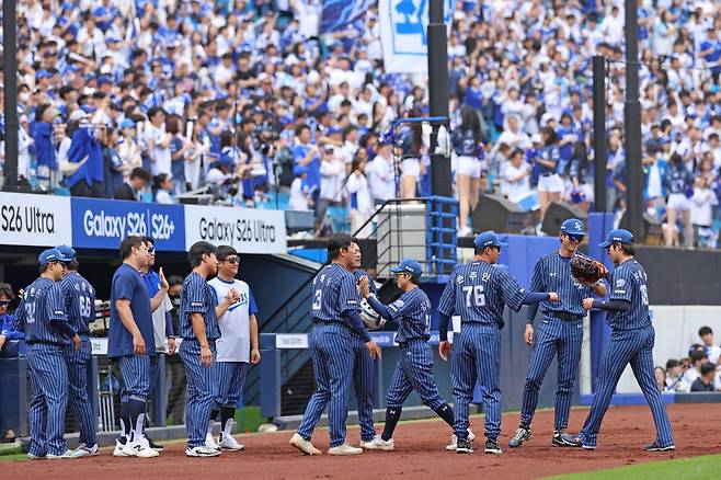 삼성 원태인(오른쪽 끝)이 12일 대구 삼성라이온즈파크서 열린 NC전에 선발등판을 마친 뒤 동료의 격려를 받으며 더그아웃으로 들어가고 있다. 사진제공|삼성 라이온즈